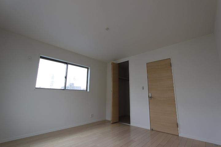 Non-living room. Simple modern in-room. Likely you can also arrange to their liking.  (2013 November shooting)