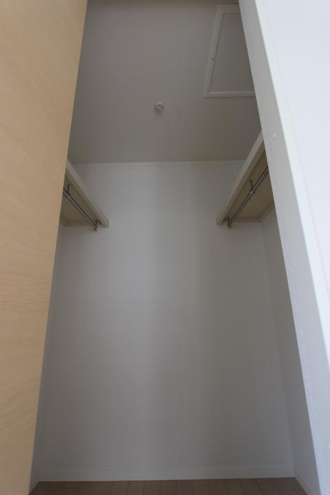 Receipt. Walk-in closet with. Clothes, of course, suitcase, Or the like can be accommodated Golf back, It is the space of the room. (2013 November shooting)