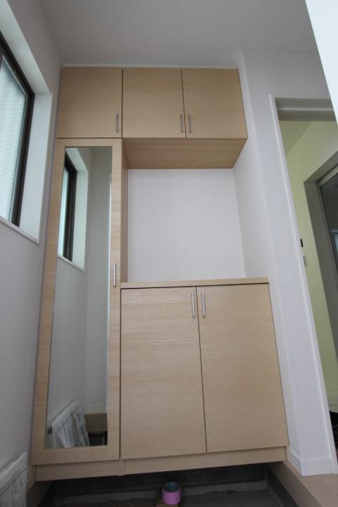 Entrance. Large-capacity front door storage. Established the entrance mirror that can check before going out.  (2013 November shooting)
