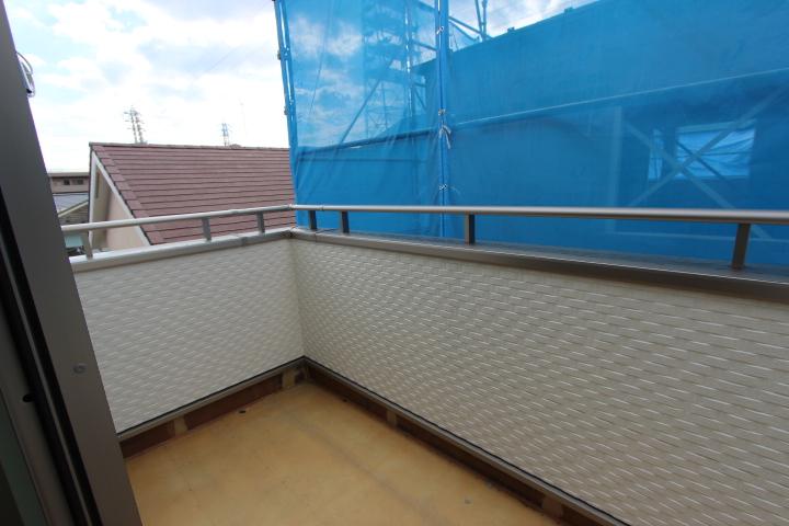 Balcony. Also spacious balcony. It is provided with each of the second and third floors.  (2013 November shooting)