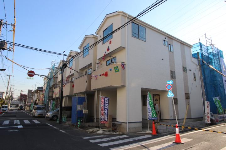 Local photos, including front road. Nearing completion. Come please visit the local. (2013 November shooting)