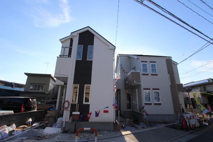 Local photos, including front road. Imposing completed! The appearance also timeless forever, Time is also easy-to-use the completion of the two-story house to. (2013 September shooting)