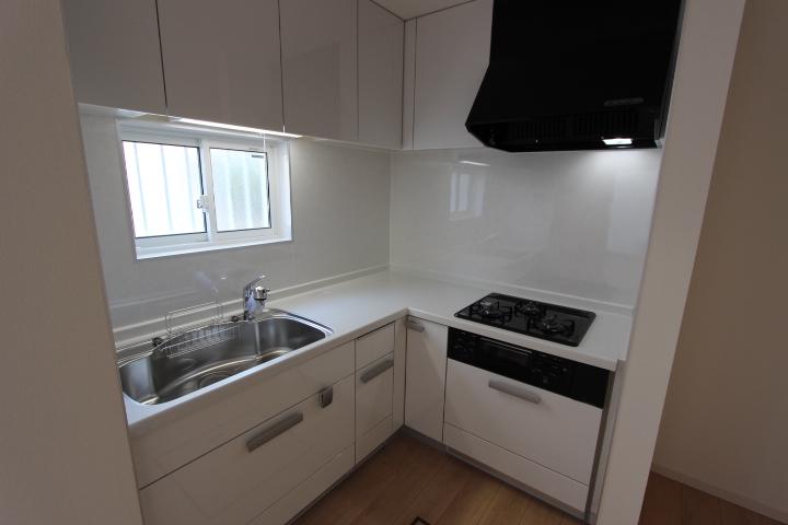 Kitchen. Easy-to-use L-shaped kitchen. With windows, Note also the ventilation. (2013 September shooting)