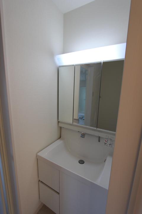 Wash basin, toilet. It housed a large number, Vanity three-sided mirror also with. (2013 September shooting)