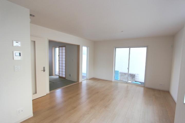 Living. Also impetus conversation with nature in a bright living room. (2013 September shooting)