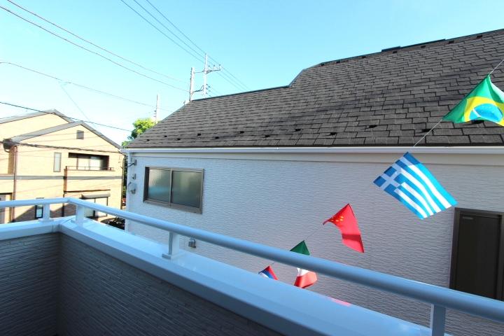Balcony. Also spacious balcony. Zento facing the south, Pleasant even hanging out the laundry.