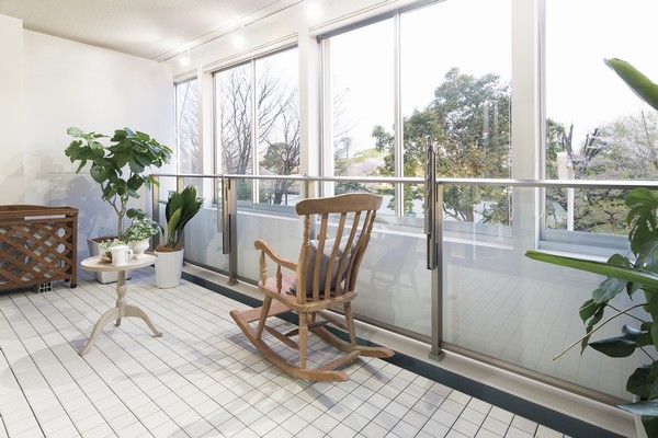 Directions to the model room (a word from the person in charge)