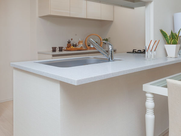 Kitchen.  [Flat-integrated counter] Since there is no step, full-flat counter, Comfortable to be used as a work platform even when cooking. living ・ It will produce the dining and open space with a sense of unity.