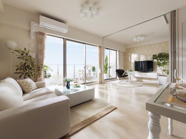 Living.  [U-K type living ・ dining] Feel poured wind light, Seeking mind unleash mansion. Away from the downtown hustle and bustle, Come across in the previous Metropolitan park to feel the moisture of the green and the water, Irreplaceable living space.