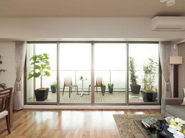 Other.  [Center open sash (Horizontal LD ​​type)] The landscape LD type dwelling unit, It adopted the communication window sash of the center open. An opening is maximum increase, It has extended sense of openness.