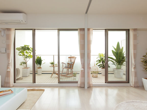 Other.  [No sleeve wall communicating window sash (some type of portrait LD)] Adoption of the communication window sash is in some type of portrait LD who lost the sleeve wall of the LD and the room border. High openness of the same and landscape LD type opened the wall door can be obtained.