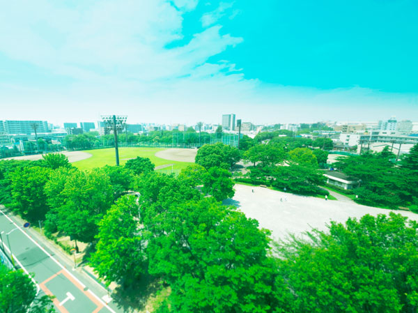 Living.  [View photos] In the vast Metropolitan park adjacent, You are blessed to open a location that Hirake of sight. (In fact a somewhat different in that has been subjected to some CG process was taken from the construction site the sixth floor corresponding to July 2013)