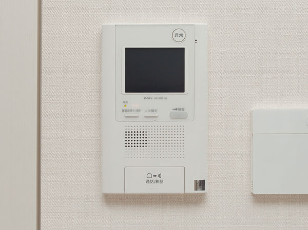 Security.  [Intercom with color monitor] The face and voice of visitors to each entrance, You can unlock the auto-lock after confirming from within the dwelling unit.