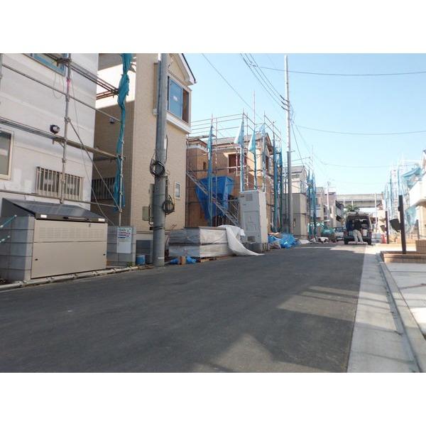 Local photos, including front road. Frontal road