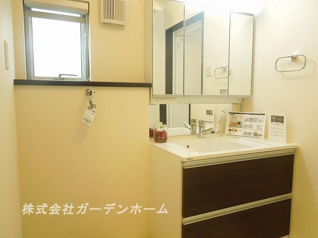 Wash basin, toilet. ■ Independent wash basin indispensable for grooming ■