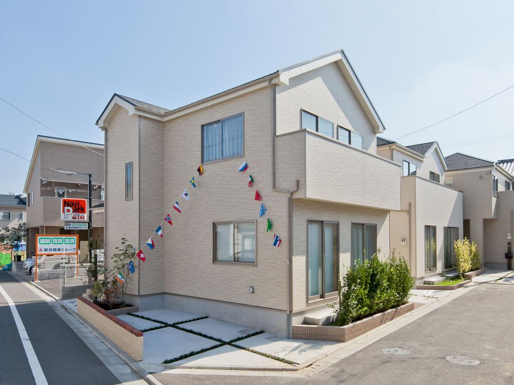 Local appearance photo. Local A Building (November 2013) shooting day preeminent! Southwest corner lot. 