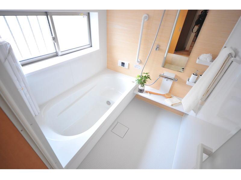 Bathroom. A Building bathroom Bright bathroom there is a big window.  Breadth of 1 pyeong type to put in the family. 