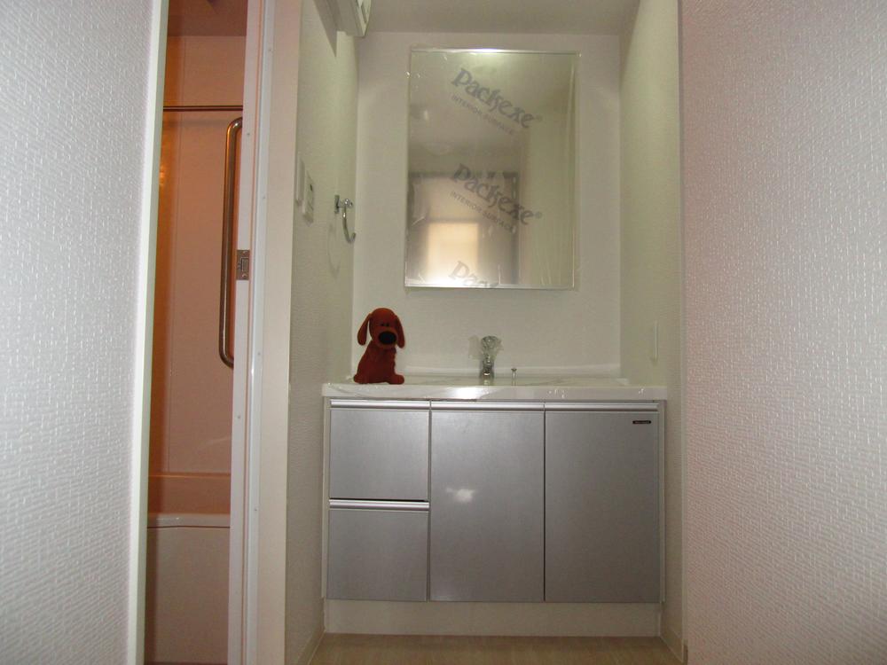Wash basin, toilet