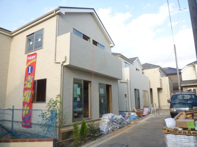 Local photos, including front road. local A ~ C Building