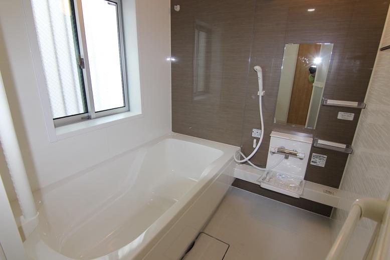 Bathroom. «Construction cases» Brokerage fees are not or Ri or hanging