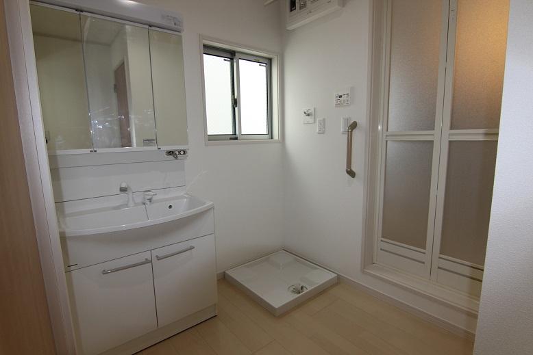 Wash basin, toilet. «Construction cases» Brokerage fees are not or Ri or hanging