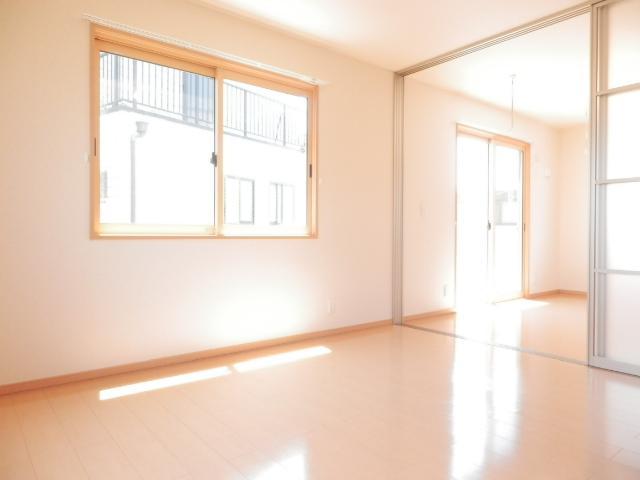 Living and room. Per yang & is airy room ☆