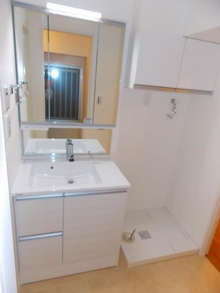 Wash basin, toilet