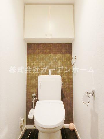 Toilet. Indoor (11 May 2013) Shooting