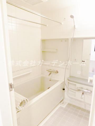 Bathroom. Indoor (11 May 2013) Shooting