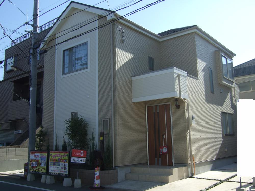 Local appearance photo. 1 Building 2013 November shooting 2 car of car space will come in handy. 