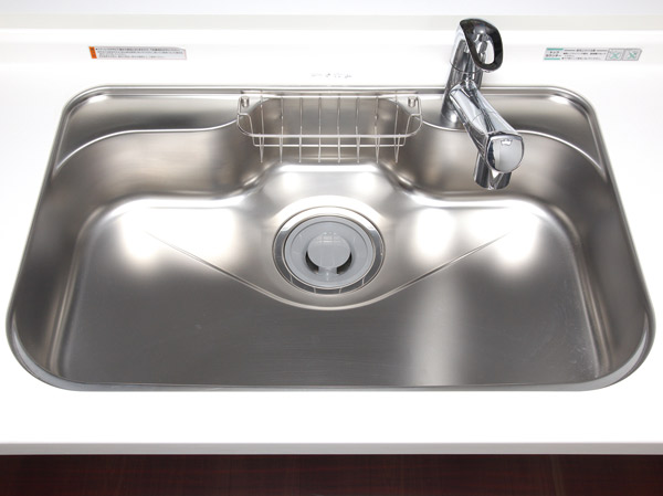 Kitchen.  [Damping wide sink] Water will reduce the I sound.