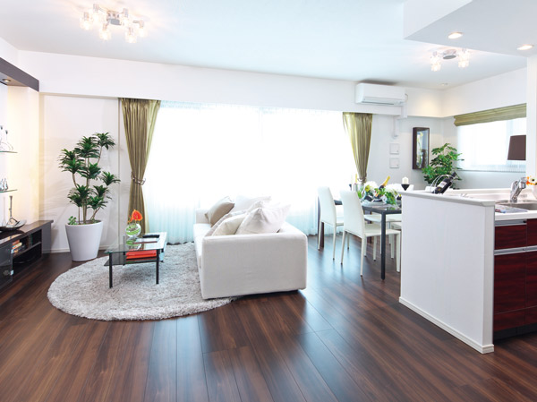 Living.  [living ・ dining] Play sunlight, Gently restful space. The wrap around the family and gently pours light from the south, Clear that to ensure a wide enough. The day-to-day comfort, House spun to life deep sense of satisfaction. Faded not even repeat time, Conclusion that the pursuit of space, such as inspirational is here.