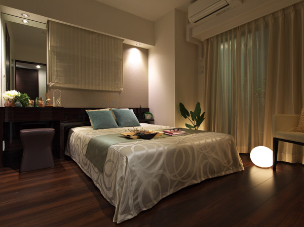 Interior.  [Western-style (1)] Good tailoring space, Deepen the quality time. The main bedroom and wide enough in order to deepen the private time, It was to cherish the fine flavor. There is calm space of elegance, Wrap the moment of peace. Here are the proposed such a nice space.