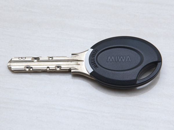 Security.  [High crime prevention non touch reversible key] It has adopted a non-touch (non-contact) key that can unlock the auto lock in simply by waving.  ※ Same specifications all of the following listed amenities of