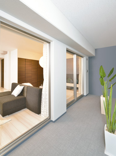 balcony ・ terrace ・ Private garden.  [balcony] An open space to feel the nature of light and wind, It brings a rich spread to the living of everyday. Guests can enjoy the gardening in planter, You can enjoy the cityscape landscape and cities night view from the top floor. Glass is the railing of the balcony by the dwelling unit, Vertical grid, It has adopted the three types of spray tile to concrete.