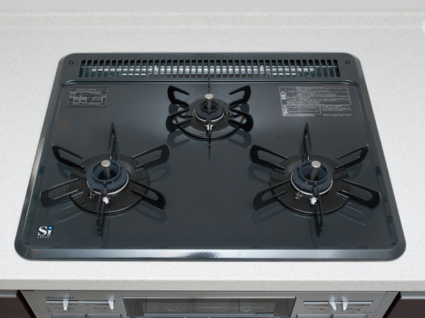 Kitchen.  [Three-necked gas stove] Juice received less, With less dirt in a flat top plate, It will also be cleaned with just wipe a quick at the time of cleaning.
