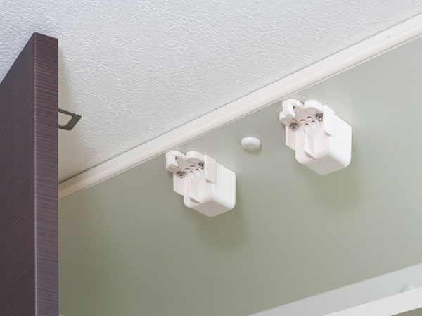 Kitchen.  [Seismic latch] During an earthquake, Prevent the scattering of the storage product was automatic lock from the inside of the door. And out of the dishes have been installed in the upper part is smooth.