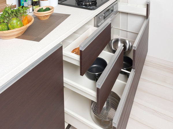 Kitchen.  [Kitchen storage] Adopt a kitchen knife feed to the door inside. In addition to a large pot or bowl, You can large seasoning also storage of oil.  ※ Except for the spice rack.