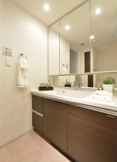 Bathing-wash room.  [Full of bright and clean feeling of Powder Room] From morning grooming to skin care before going to bed, Because of the important moments to switch the feeling at the beginning and at the end of the day, We prepared a space in which a feeling of coolness. Vanity bowl integrated artificial marble counter of installed, Large three-sided mirror is with Kagamiura storage.