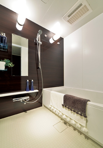 Bathing-wash room.  [Bathroom to heal tired of leisurely day] Comfortable bath time is, Is the relaxation time can relax comfortably. So that you can comfortably bathe, Introduced a Otobasu and bathroom ventilation heating drying machine that can be operated at the touch of a button. Low Matagi low-floor bathtub Ya, It has adopted a universal design, such as to reduce the floor step of the doorway. We have also kept more than all households 1.4 × 1.8m.