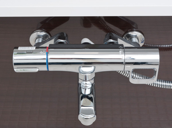 Bathing-wash room.  [Mixing faucet with thermostat] You can hot-water supply to keep the hot water temperature of your choice. In easy-to-use single-lever, Adjustment of the amount of water is also easy.