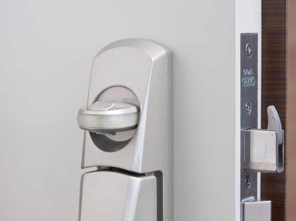 Security.  [Switch type thumb turn and sickle with a dead bolt] Switch type thumb turn and to prevent incorrect lock, Bar was installed to suppress sickle with a dead bolt to pry such as.