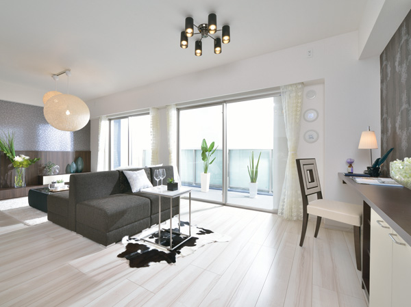 Room and equipment. Colorful dwelling unit plan centered on the bright south-facing is, We aim to create atmosphere where you can enjoy the comfort of a rich communication and clear of the family. Living which is the center of life ・ Dining, Relaxed and intimate as, It was an airy carefree design. (Model Room G-type menu plan (free of charge) ※ Including some paid options (both application deadline Yes))