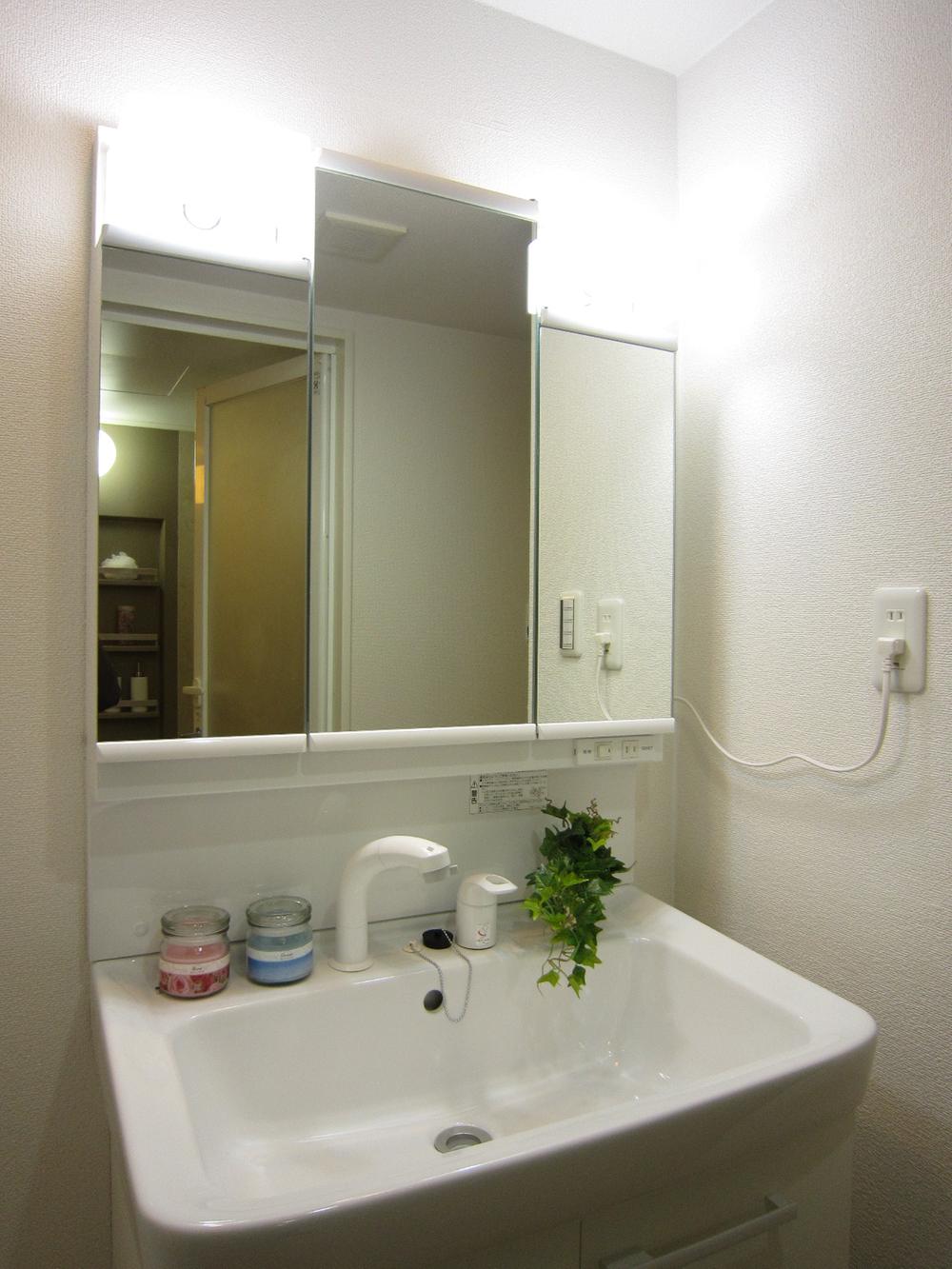Wash basin, toilet. Indoor (12 May 2013) Shooting