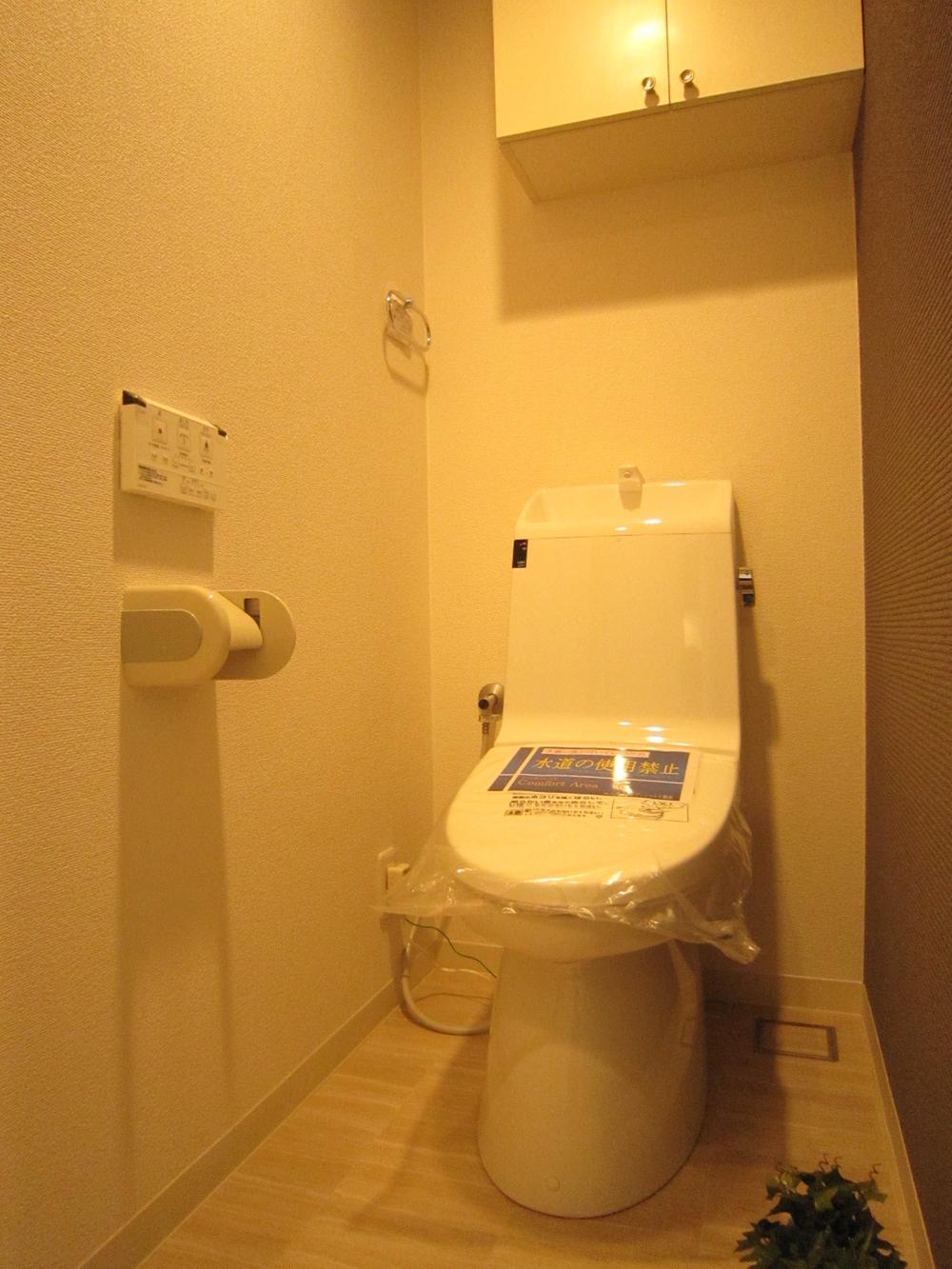 Toilet. Indoor (12 May 2013) Shooting