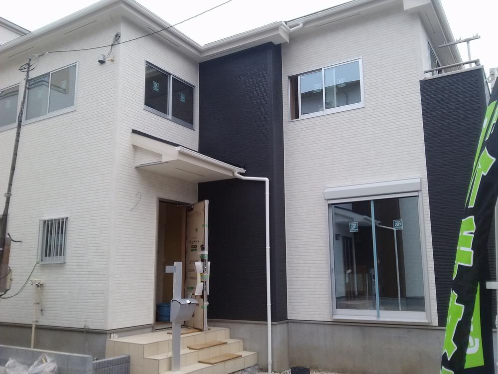 Local appearance photo. 4 Building