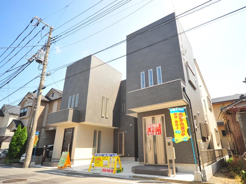 Local (August 2013) shooting stylish appearance of strikingly conspicuous two-tone color.. Local (August 2013) Shooting