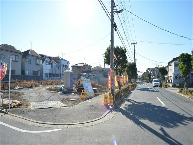 Local photos, including front road. 2 minute walk to the park