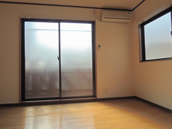 Living and room. It is a corner room dihedral daylight