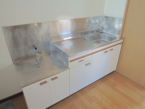 Kitchen. Since the two-burner stove that can be installed should be screened the arm of cuisine